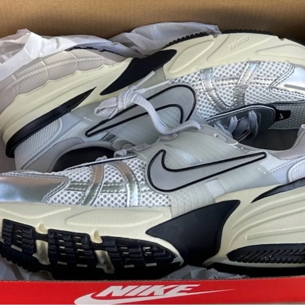 Size 10.5m / 12w - Nike V2K Run Running Shoes White Metallic Silver FD0736-100 - Picture 9 of 9